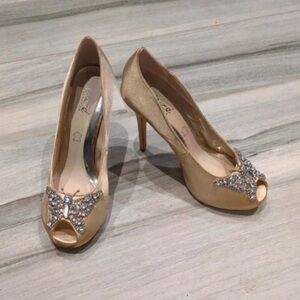 Chic Gold Peep-Toe Heels with Sparkling Butterfly